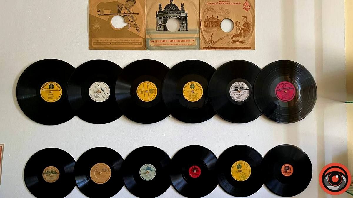 У музею історії Коломиї збирають давні платівки, радіоли та програвачі 1