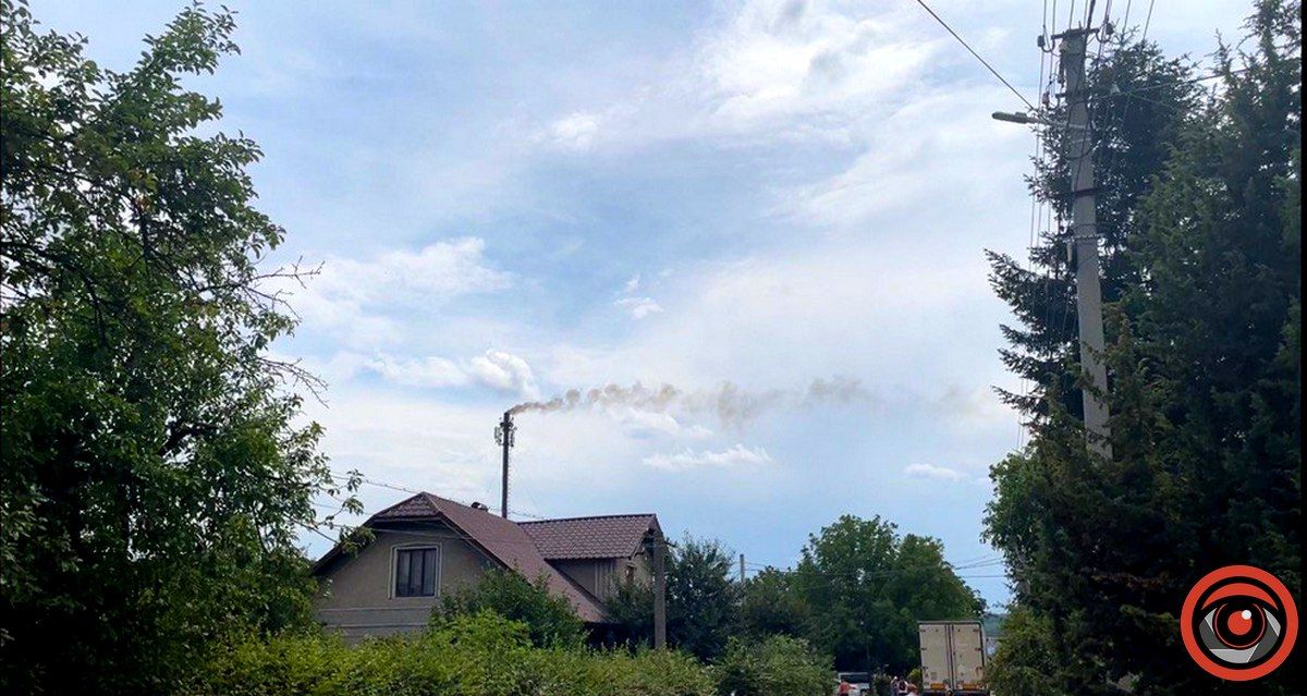 Консервний завод в Коломиї кадить чорними клубами диму 2