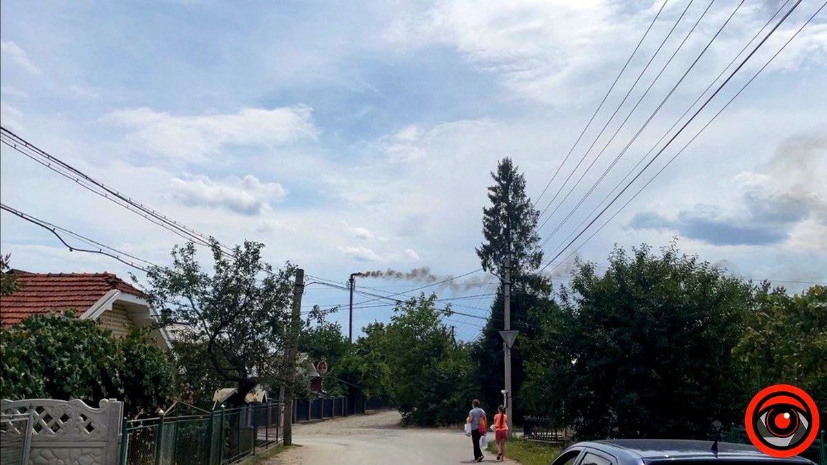Консервний завод в Коломиї кадить чорними клубами диму