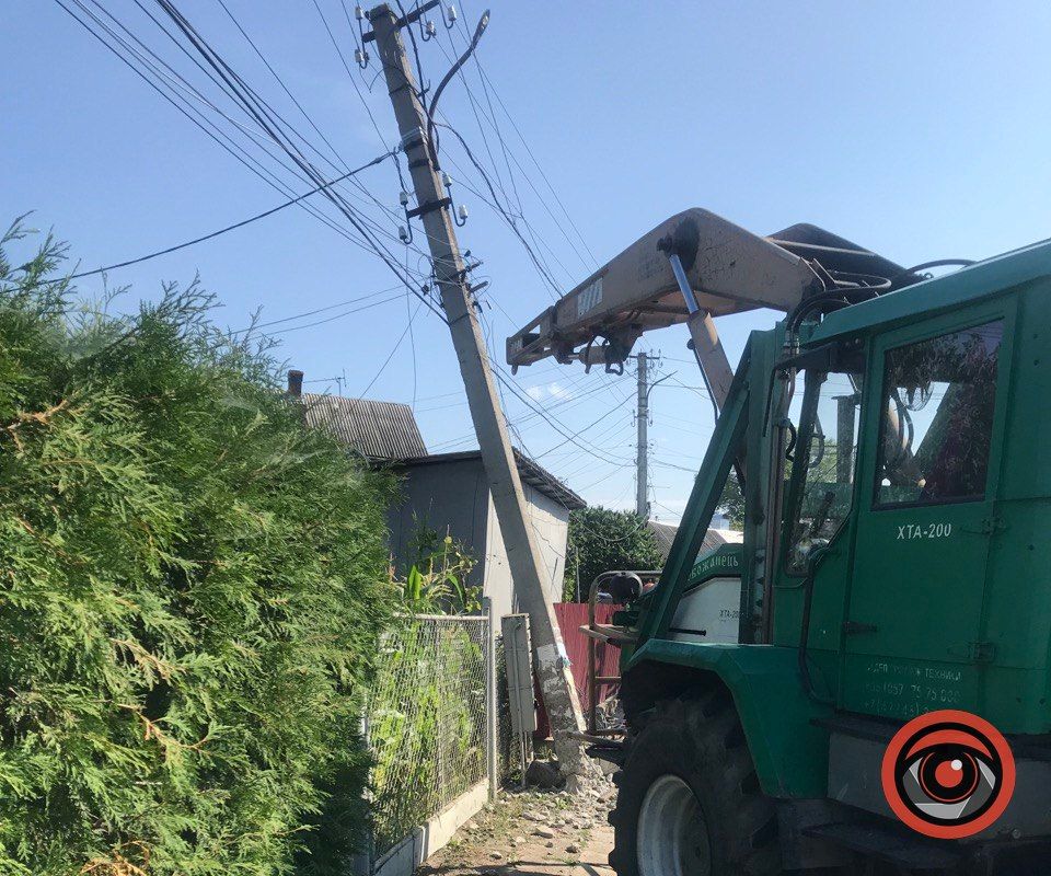 У Коломиї неподалік Торговиці збили стовп 2