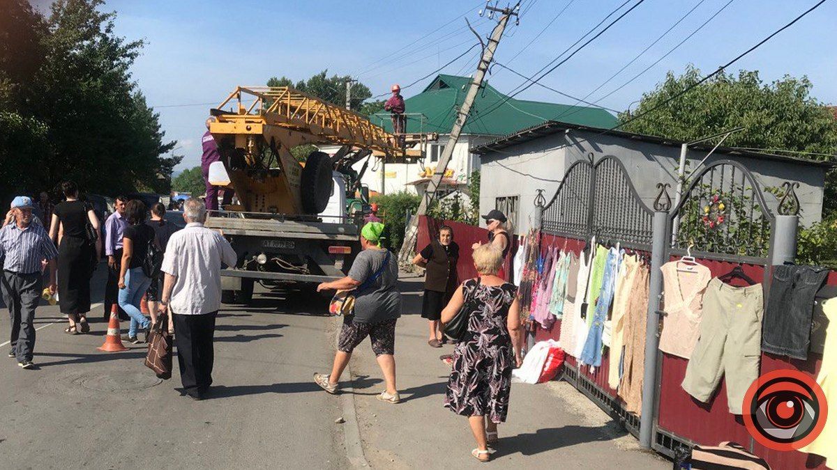 У Коломиї неподалік Торговиці збили стовп