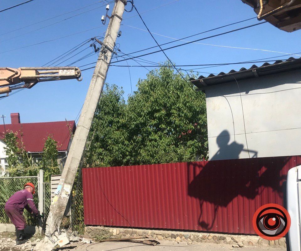 У Коломиї неподалік Торговиці збили стовп 4