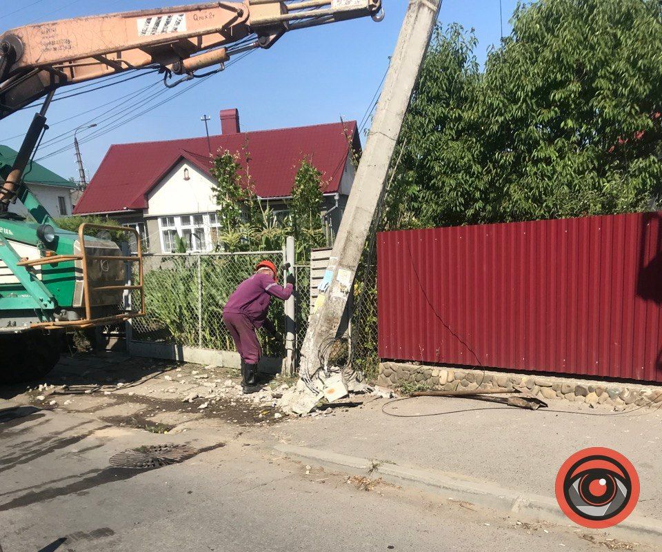 У Коломиї неподалік Торговиці збили стовп 3