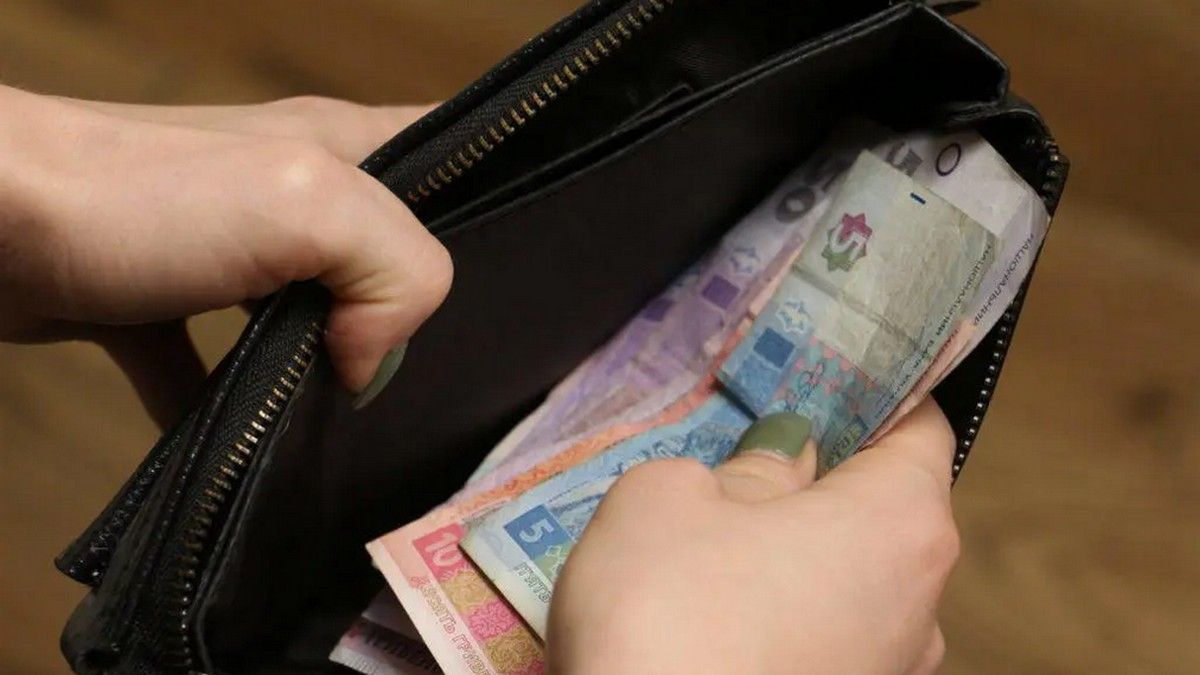 Українцям стали платити менше: коли очікувати на підвищення зарплатні