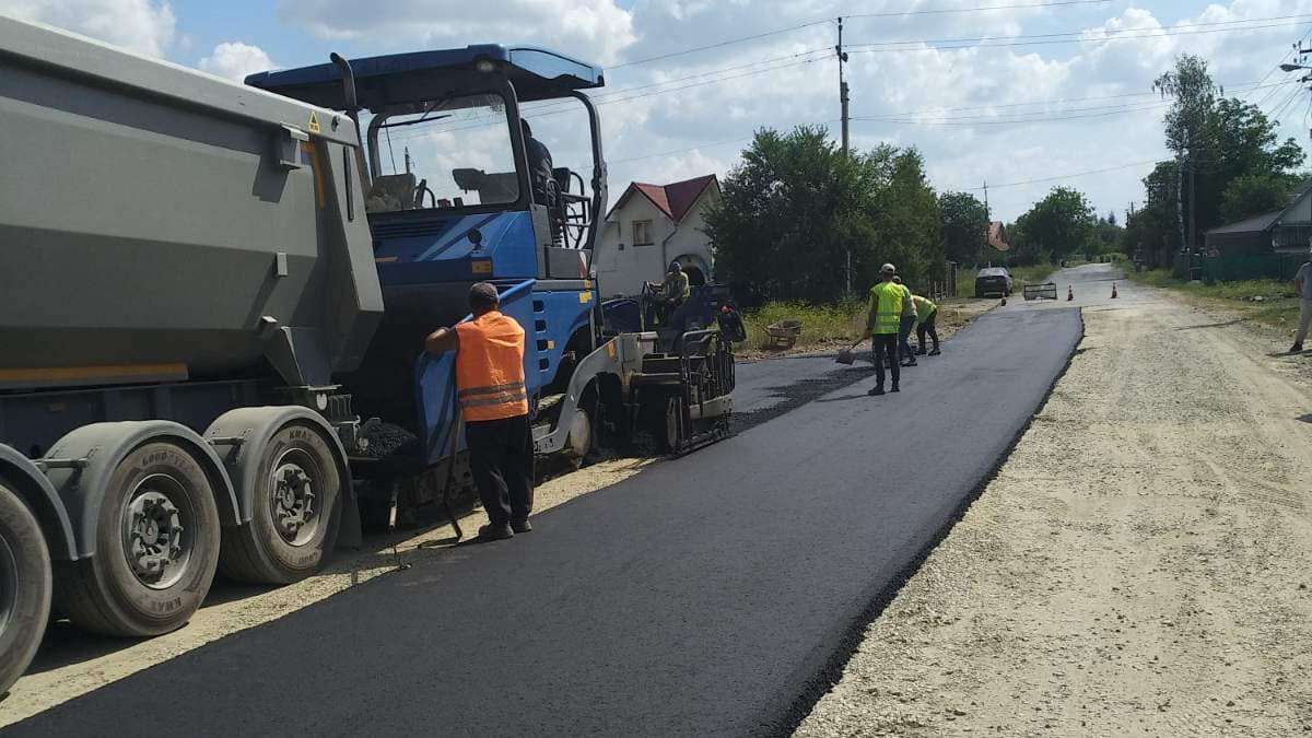 Свіжесенький асфальт постелили в Коломиї та Шепарівцях