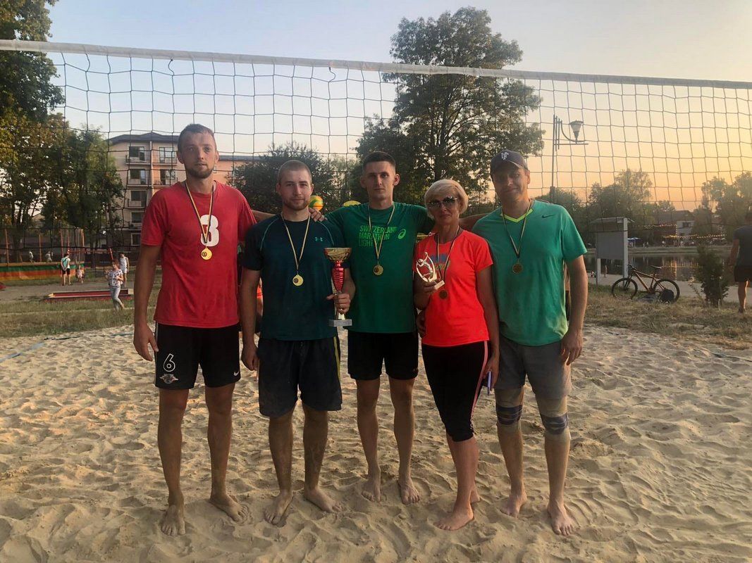 І пограли, і гроші зібрали: підсумки турніру з волейболу в Коломиї 6