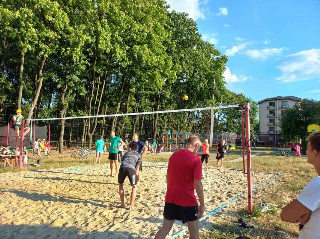 І пограли, і гроші зібрали: підсумки турніру з волейболу в Коломиї 3