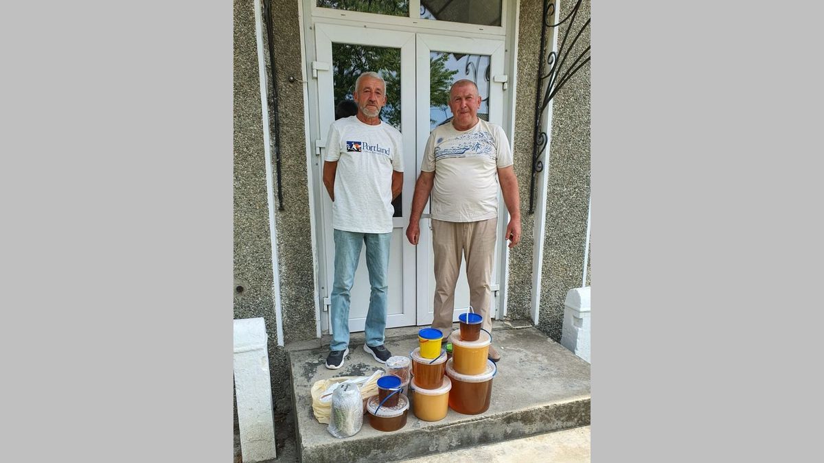 Пасічники з Печеніжинської громади передали едельвейсам 50 л меду