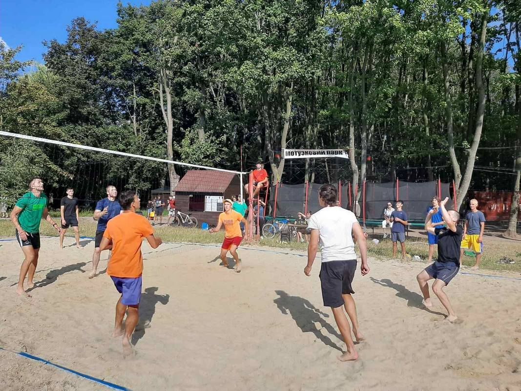 І пограли, і гроші зібрали: підсумки турніру з волейболу в Коломиї 1