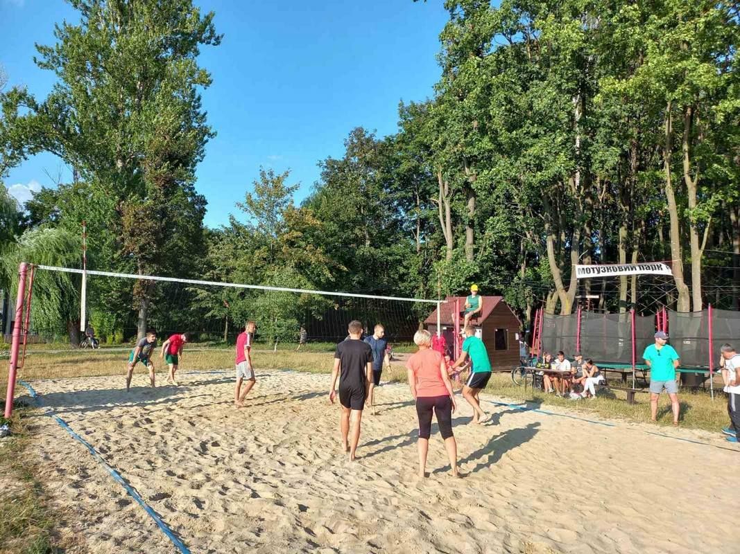 І пограли, і гроші зібрали: підсумки турніру з волейболу в Коломиї 2