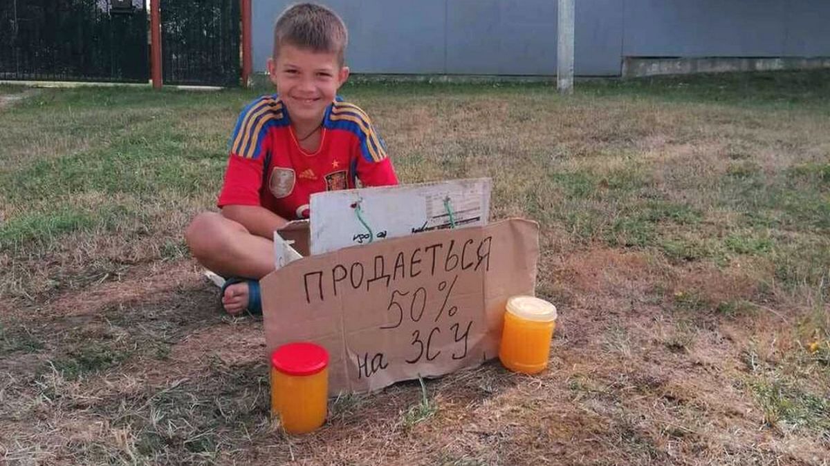Найменший волонтер продає дідусевий мед для допомоги ЗСУ