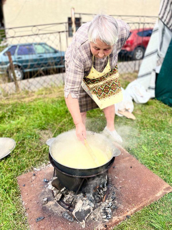 Як на Прикарпатті збирали на тепловізор, продаючи гуцульські страви 6
