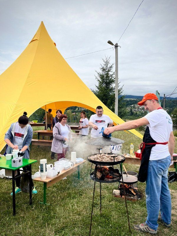 Як на Прикарпатті збирали на тепловізор, продаючи гуцульські страви 7