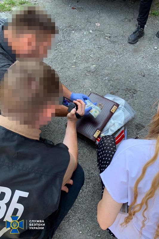 На Прикарпатті посадовець хотів "зам'яти" справу за 3000 доларів 2