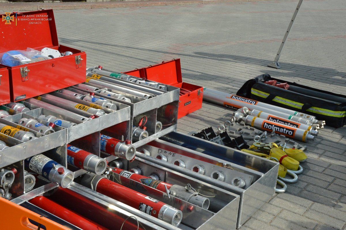 Канадійці передали рятувальникам Прикарпаття сучасне спорядження і готують навчання 2