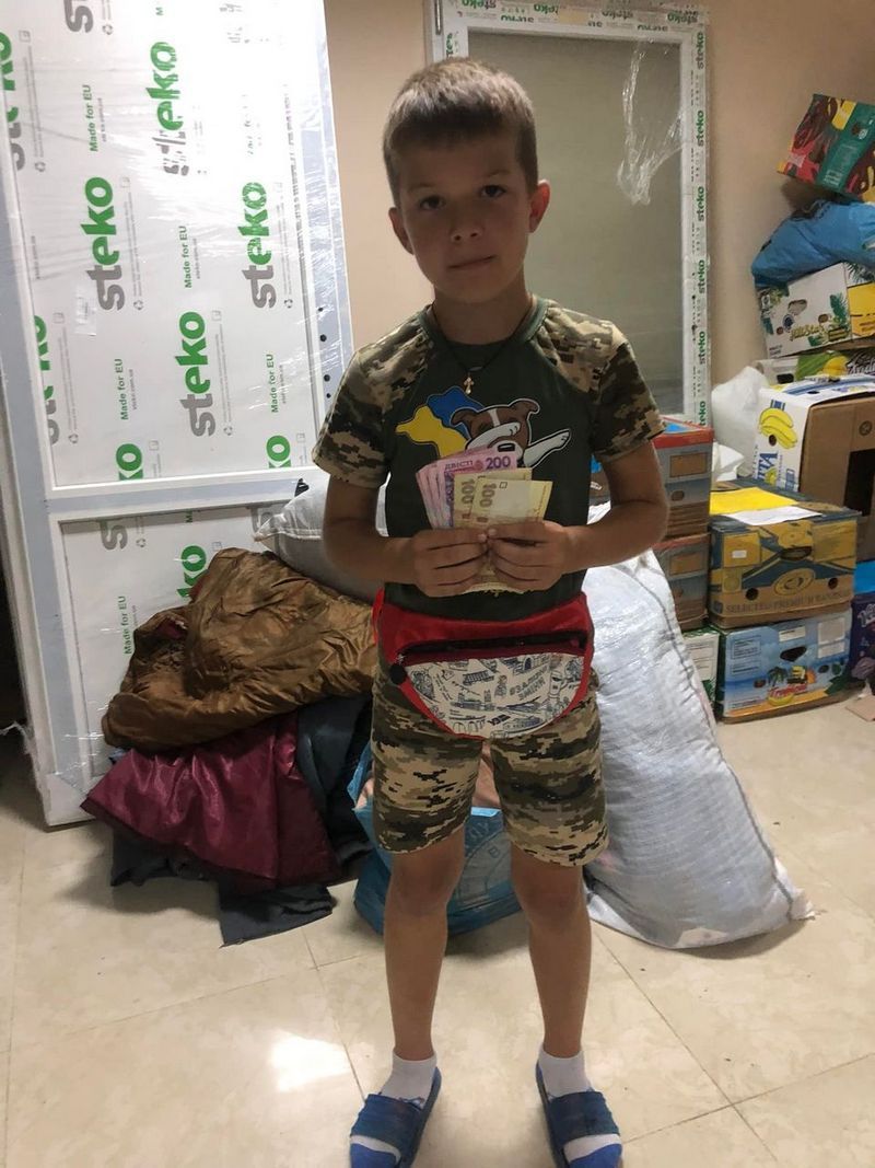 Найменший волонтер продає дідусевий мед для допомоги ЗСУ 1