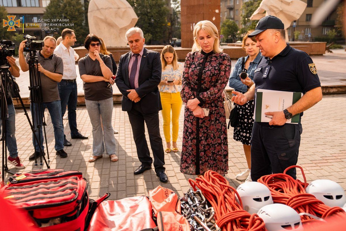 Канадійці передали рятувальникам Прикарпаття сучасне спорядження і готують навчання 1