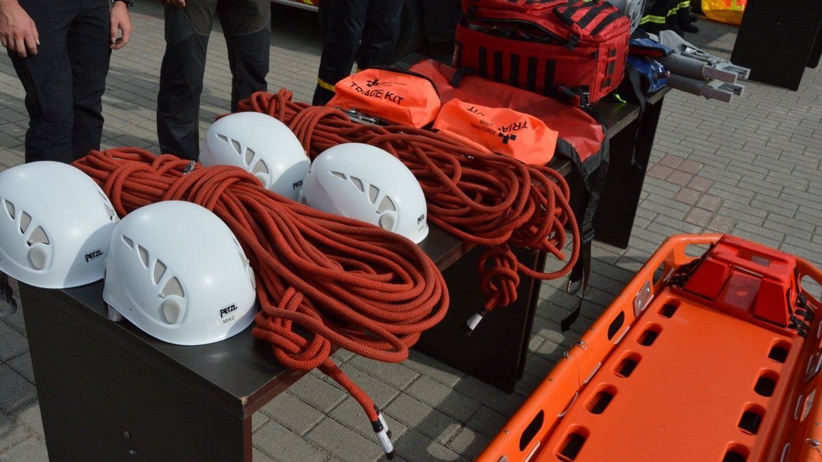 Канадійці передали рятувальникам Прикарпаття сучасне спорядження і готують навчання