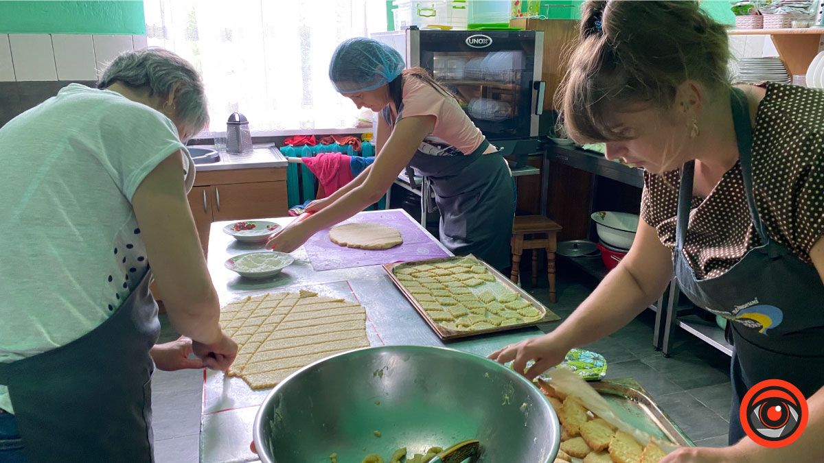 Як педагогині на випічку для ЗСУ використали понад тонну борошна | інтерв'ю 1