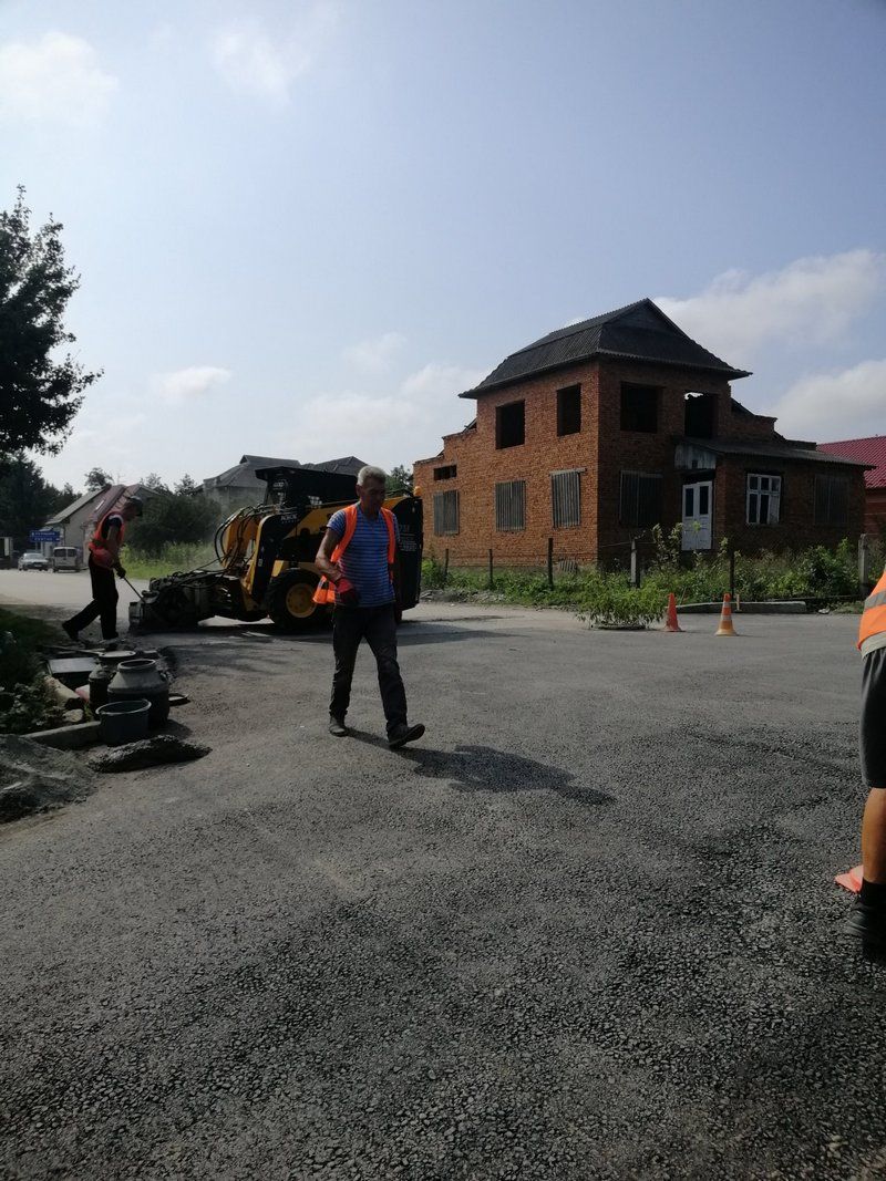 У Городенці продовжують ремонтувати дорогу 4