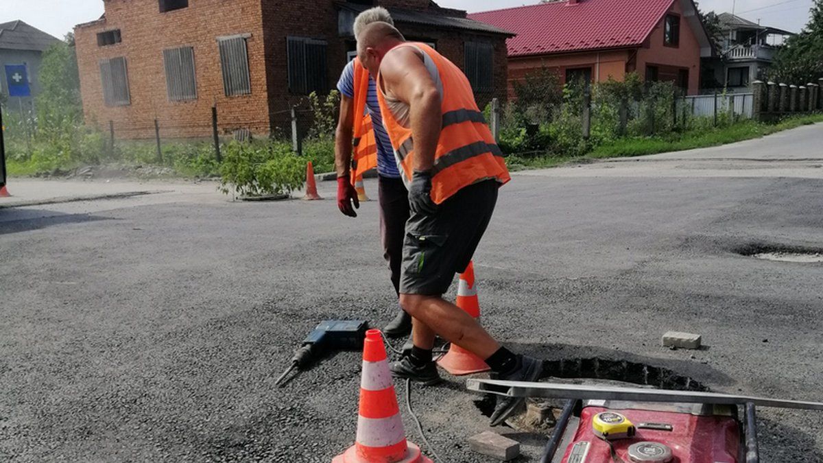 У Городенці продовжують ремонтувати дорогу 2