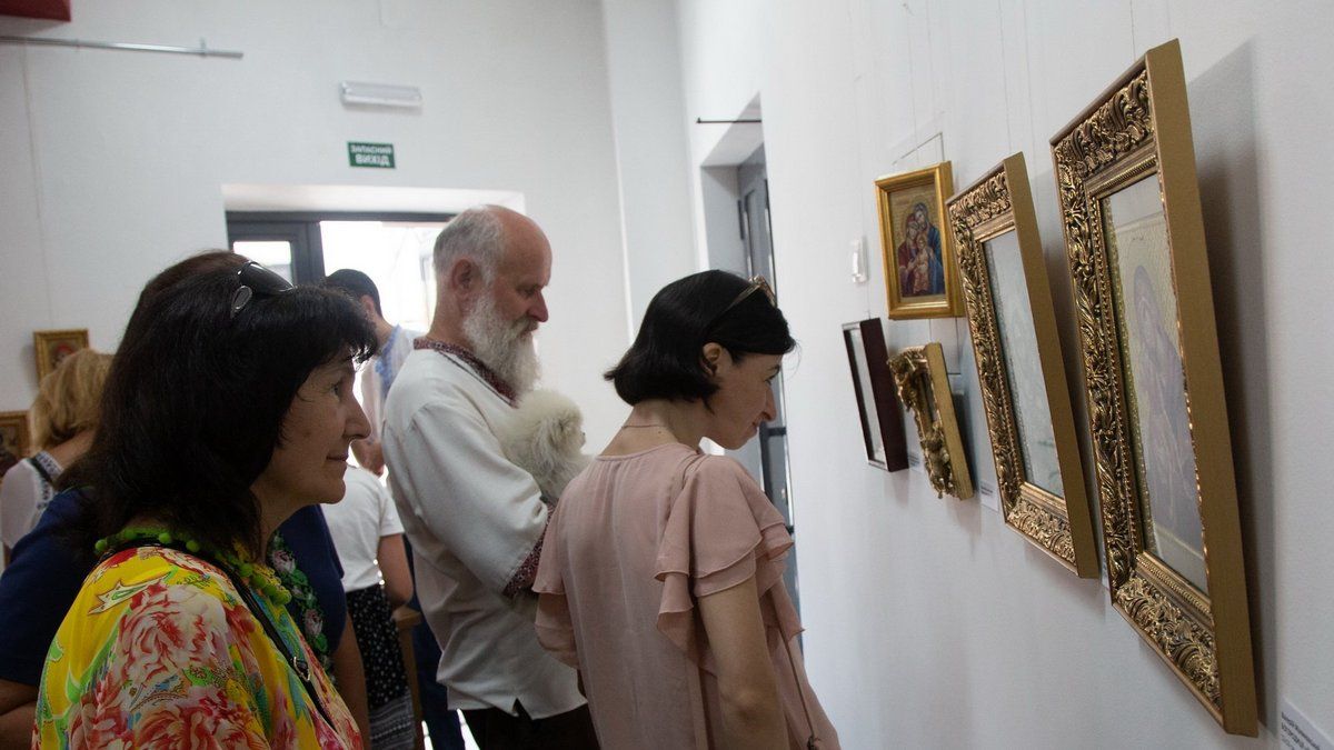 Експозиція вишитих ікон "Молимось за Україну" 7