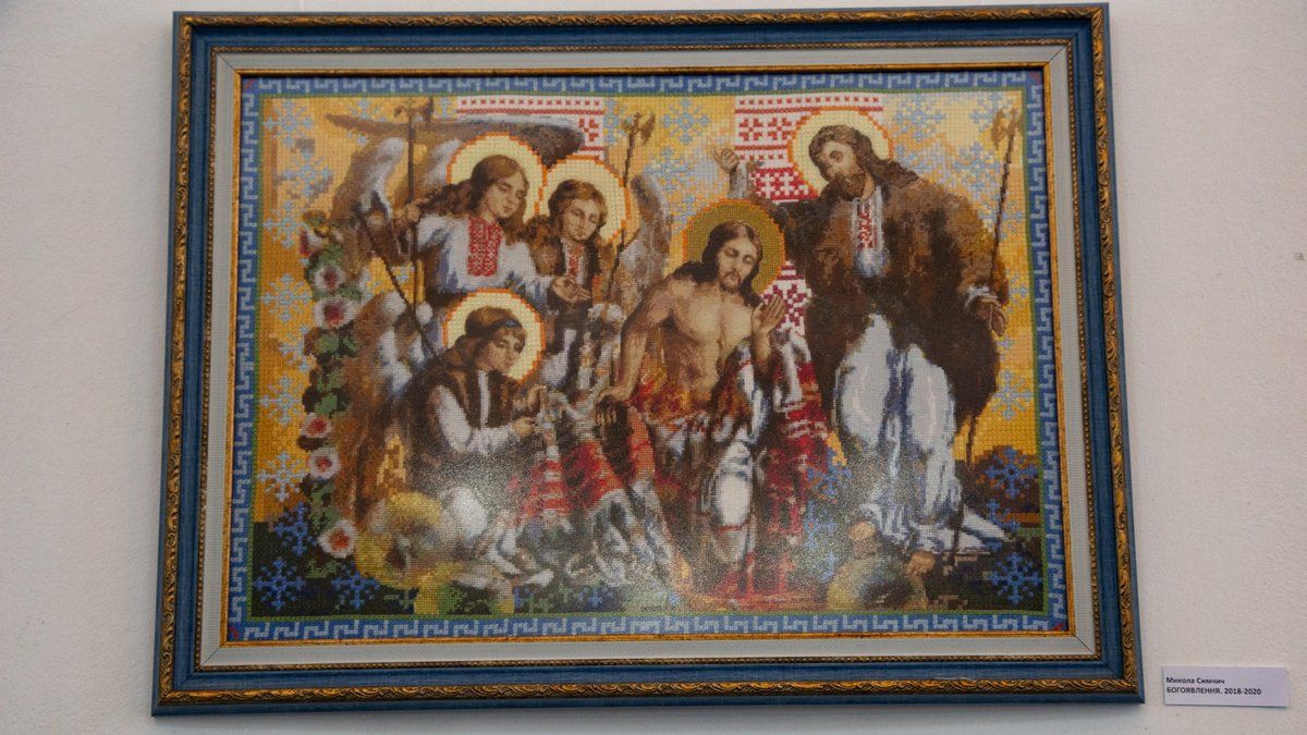 Експозиція вишитих ікон "Молимось за Україну" 5