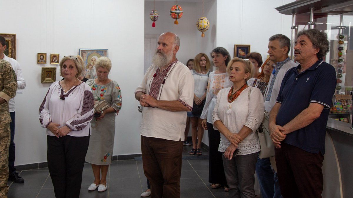Експозиція вишитих ікон "Молимось за Україну" 4