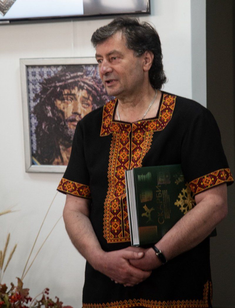 Експозиція вишитих ікон "Молимось за Україну" 1