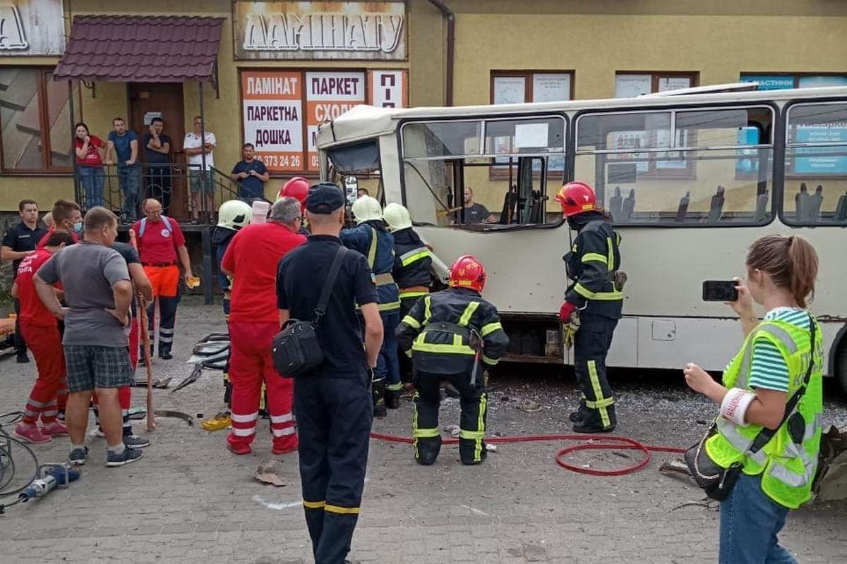 В Угринові сталась ДТП за участі трьох автомобілів 1