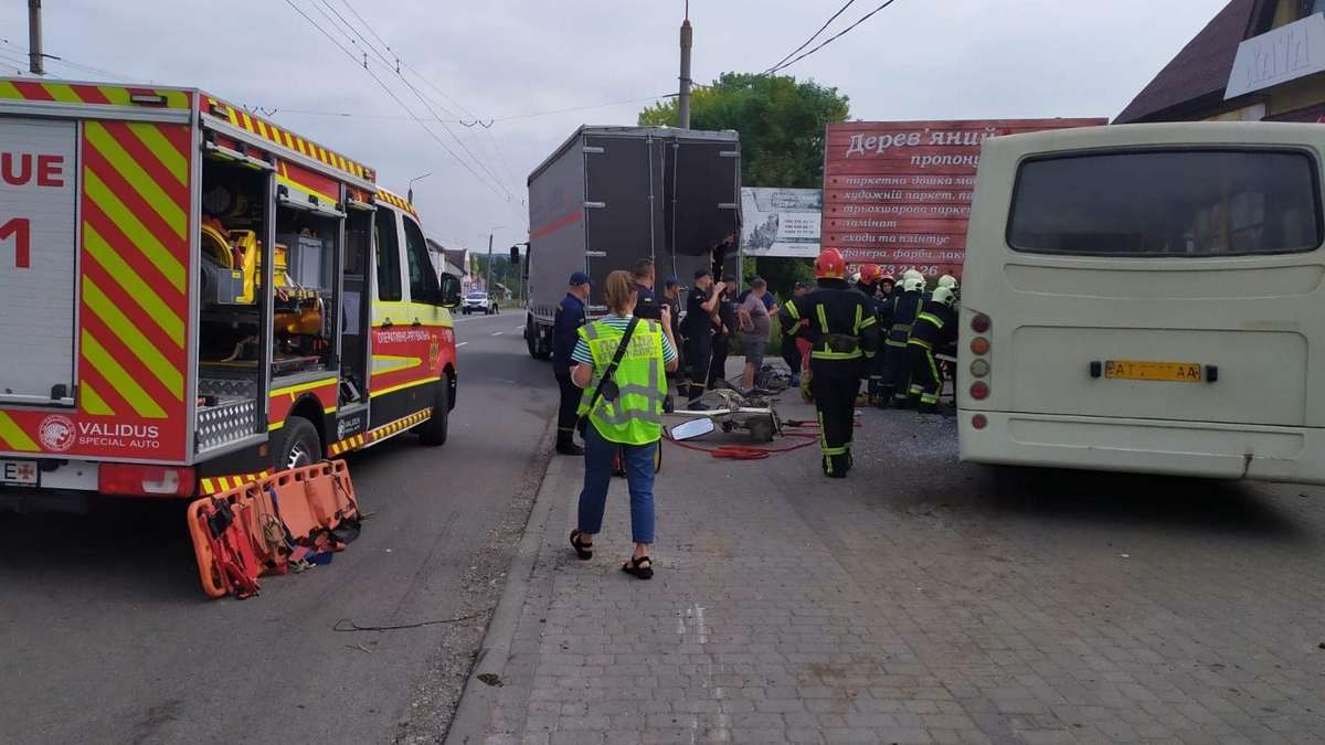В Угринові сталась ДТП за участі трьох автомобілів