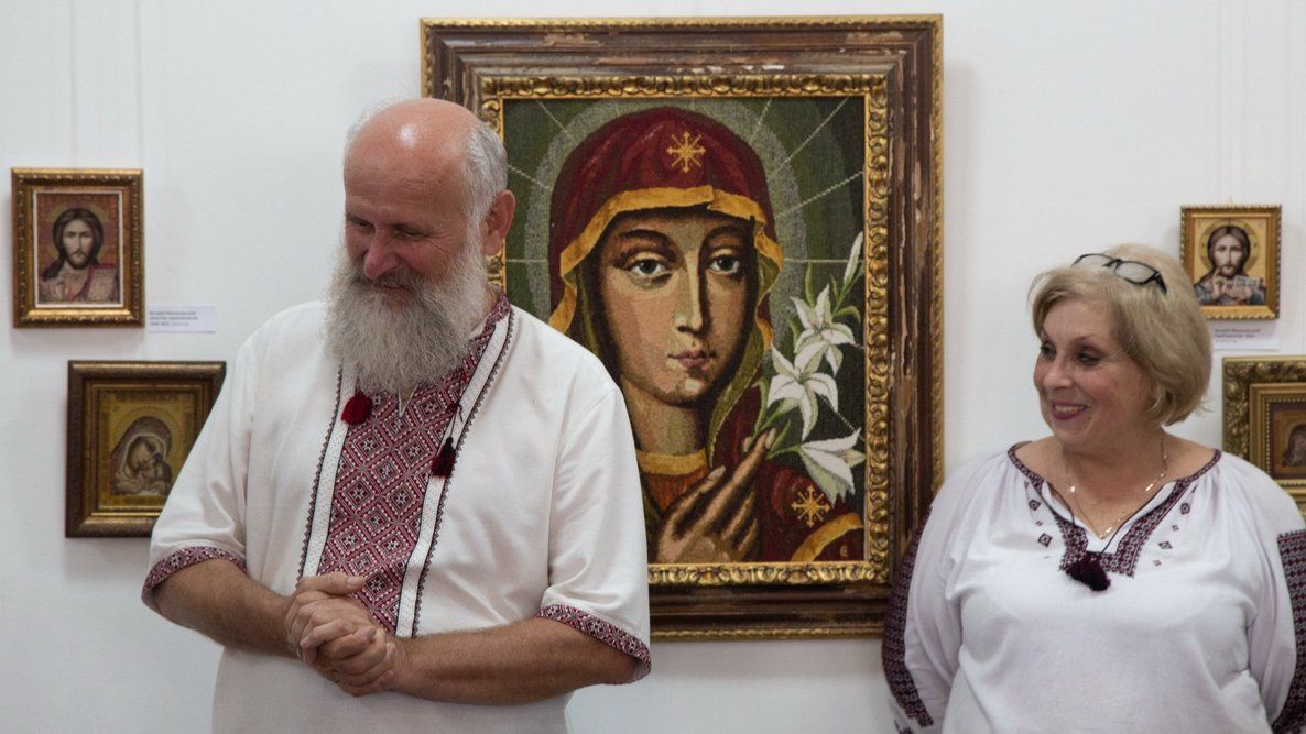 Експозиція вишитих ікон "Молимось за Україну" 3