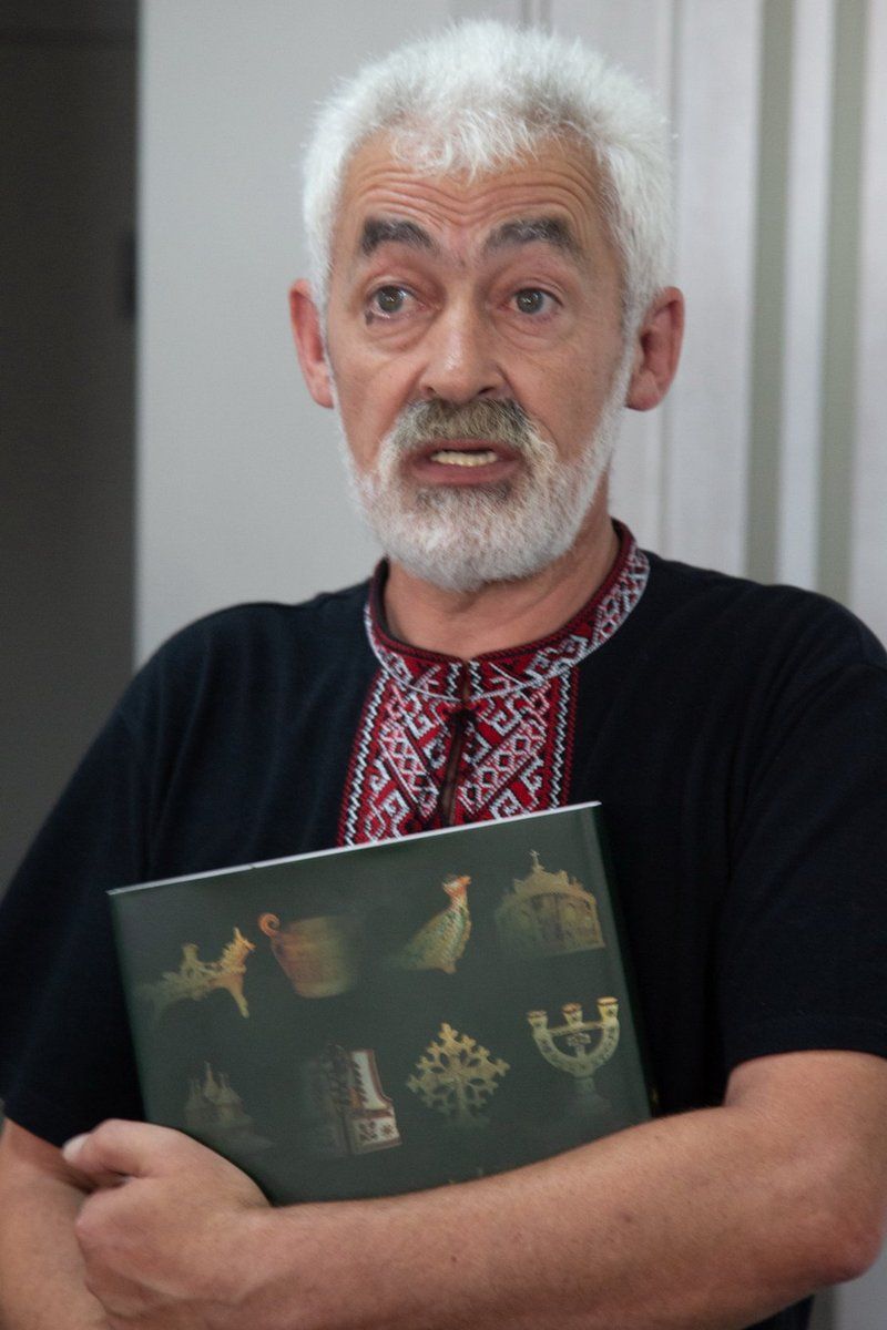 Експозиція вишитих ікон "Молимось за Україну" 2