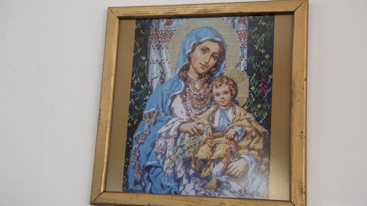 Експозиція вишитих ікон "Молимось за Україну" 6