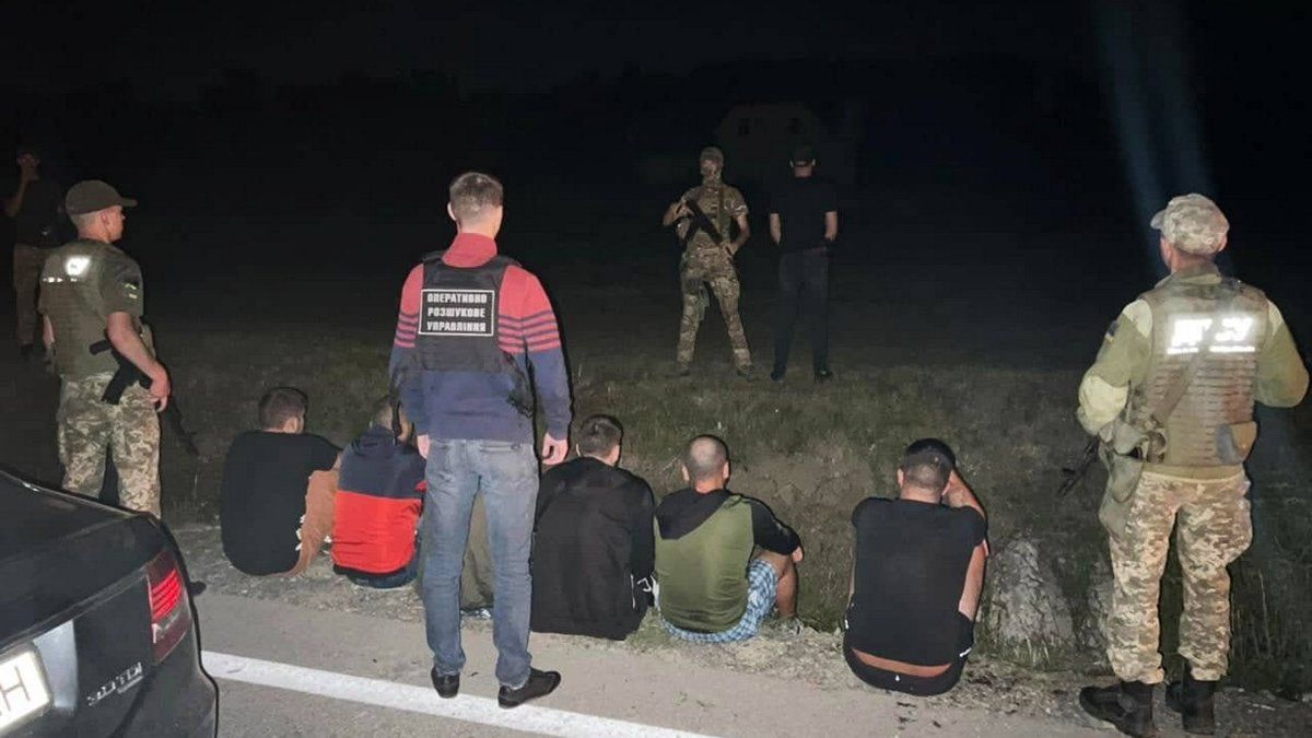 На західному кордоні затримали понад 100 контрабандистів, третина з них - з підробленими паспортами 2
