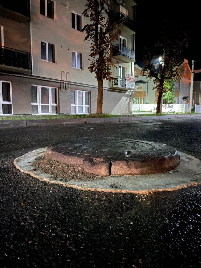 Коломийський водій помалював люки на Чайковського кислотним кольором 3