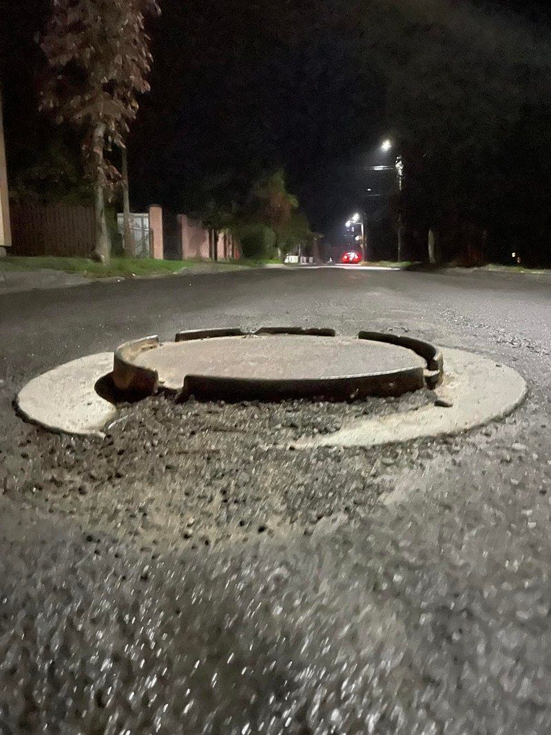 Коломийський водій помалював люки на Чайковського кислотним кольором 2