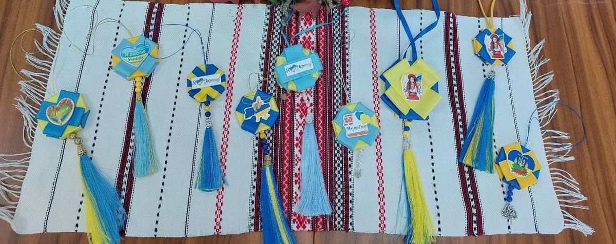 Як у Печеніжині виготовляли патріотичні обереги 5