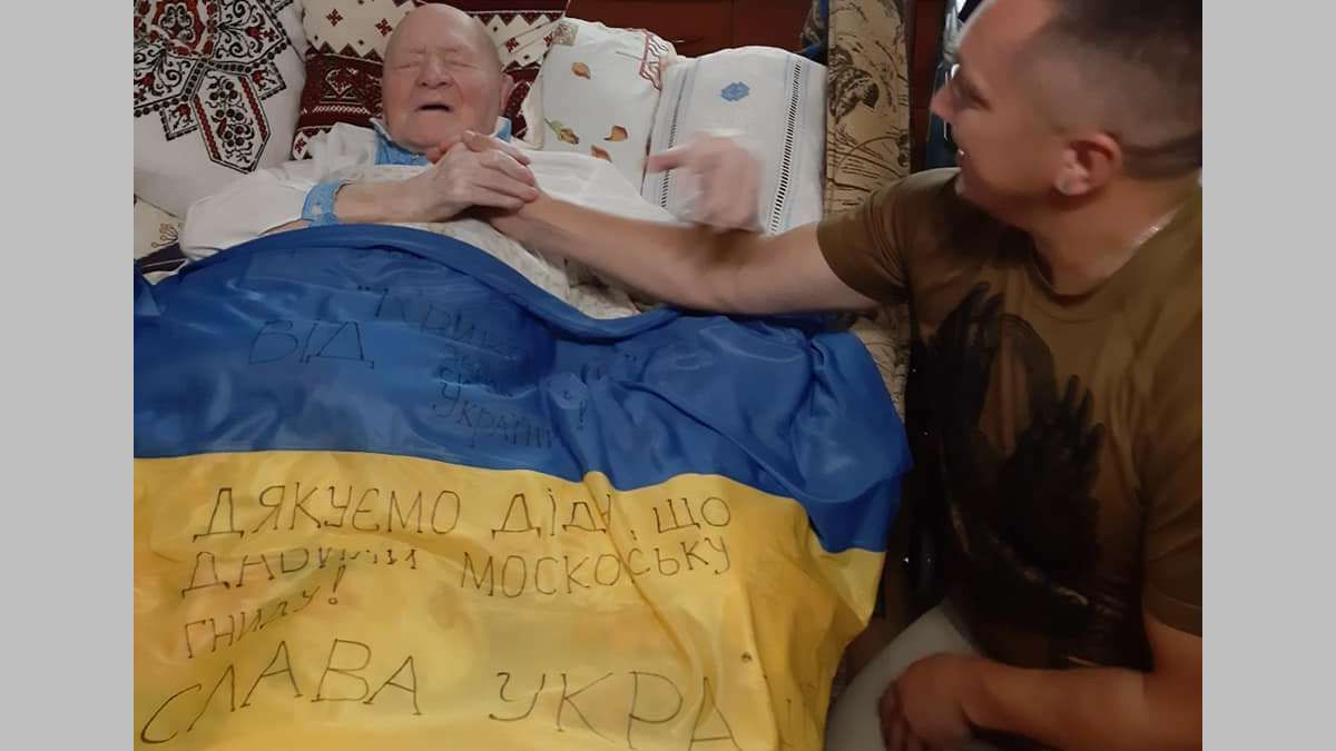 Синьо-жовтий стяг від військових для "Кривоноса"