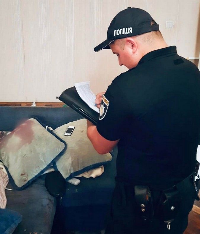 Наніс ножове поранення жінці та доньці і втік | поліцейські спіймали чоловіка 1