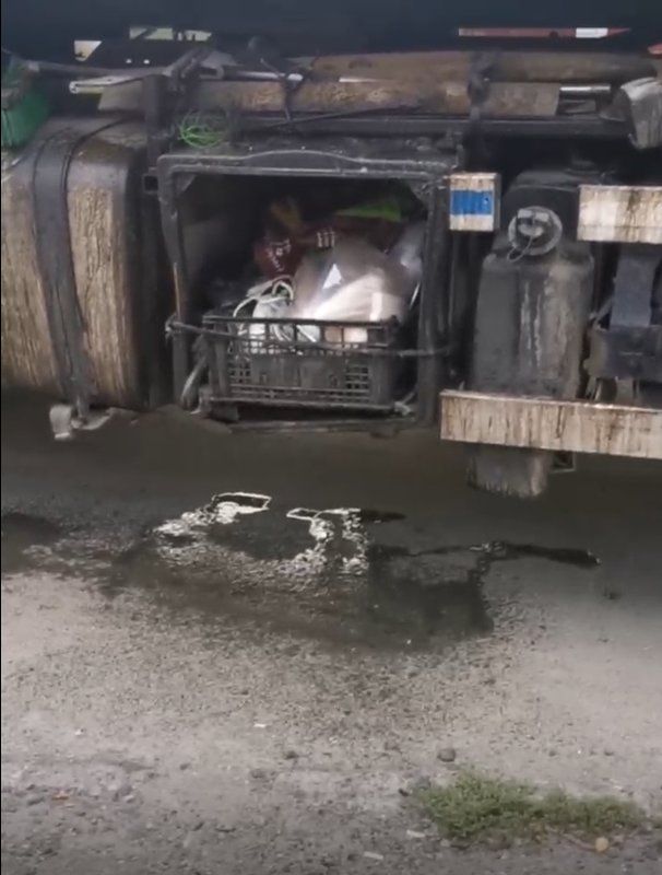 Коломиянин скаржиться на смердючу рідину, яка витікає зі сміттєвоза 1