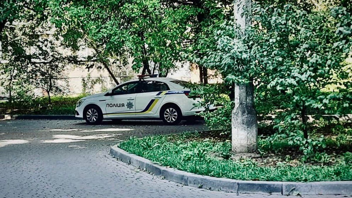 Наніс ножове поранення жінці та доньці і втік | поліцейські спіймали чоловіка 3