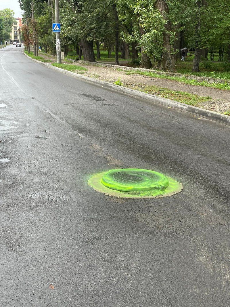 Коломийський водій помалював люки на Чайковського кислотним кольором 6