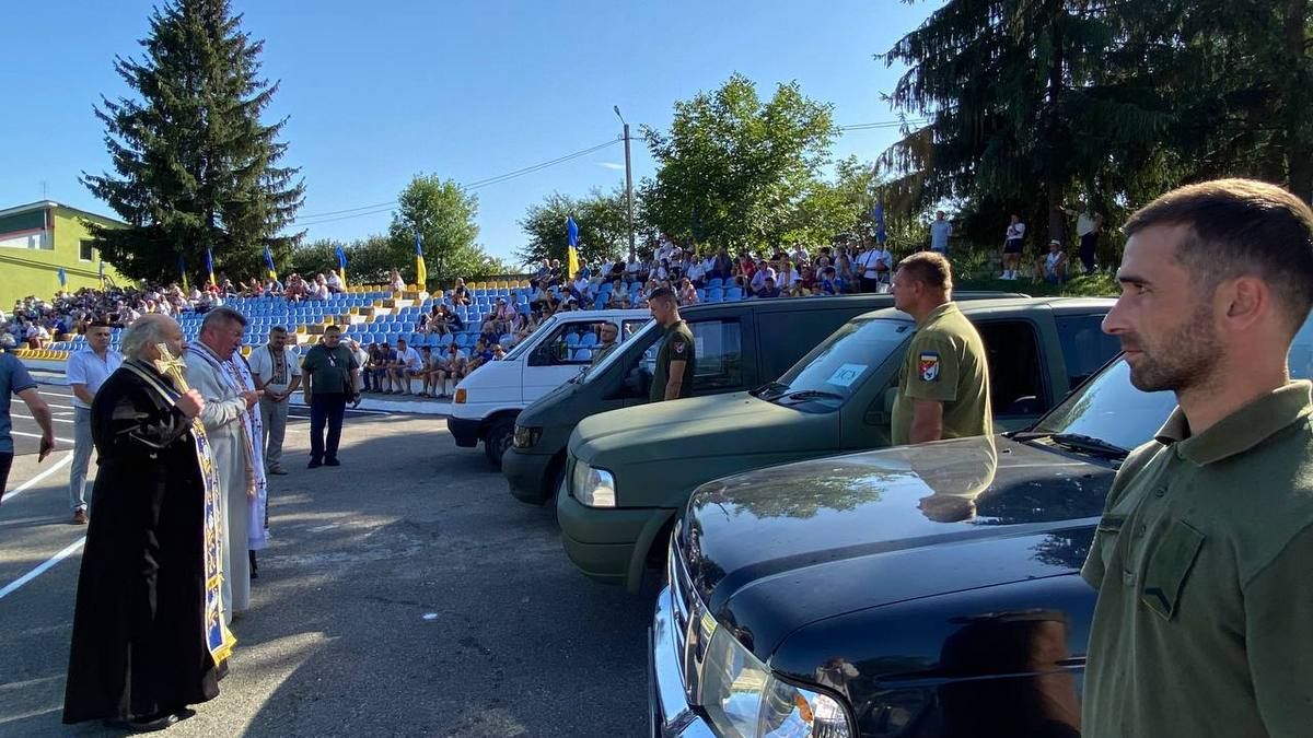 6 автівок та понад 20 тис грн для захисників від Городенківської ТГ 2