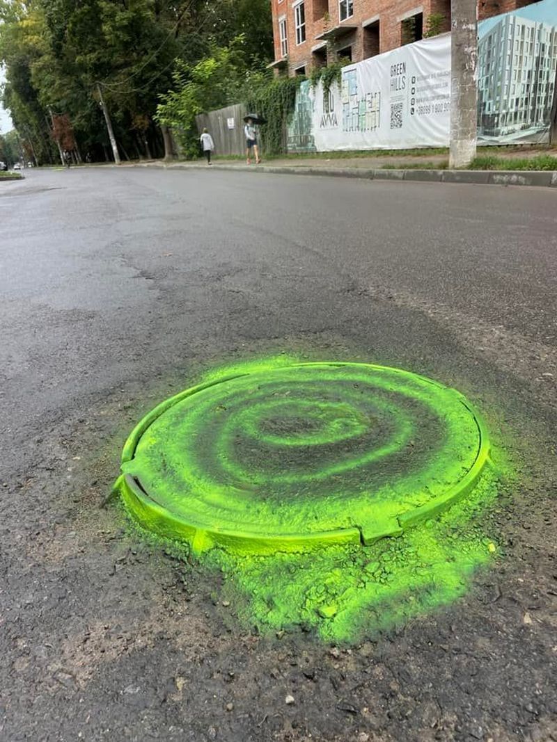 Коломийський водій помалював люки на Чайковського кислотним кольором 5