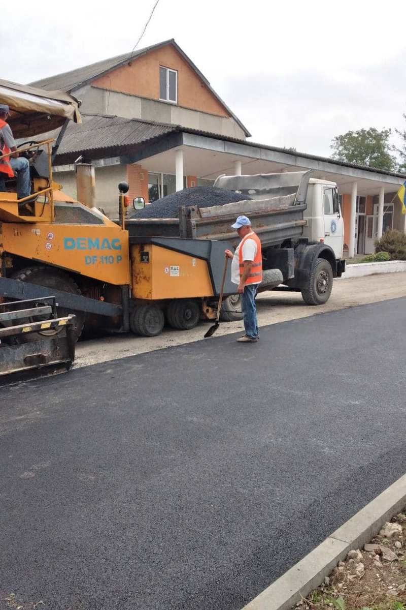 У Котиківці біля Городенки ремонтують дорогу 1