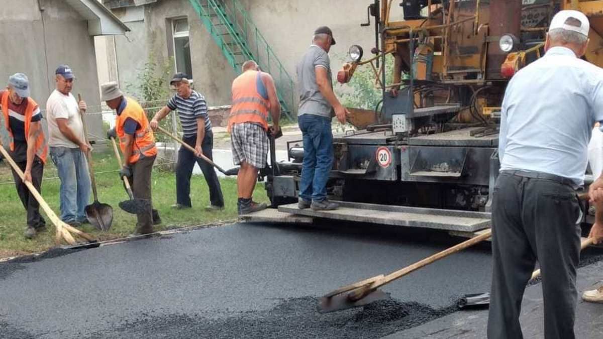 У Котиківці біля Городенки ремонтують дорогу