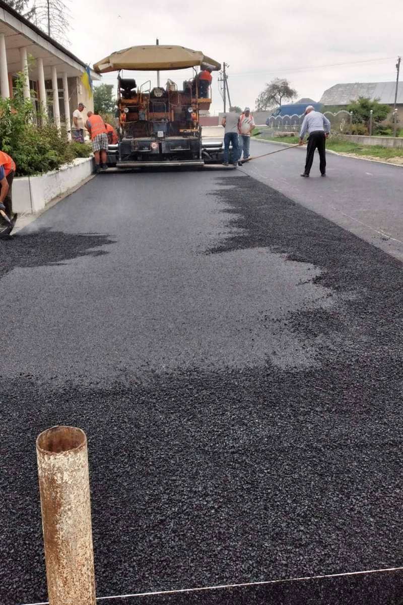 У Котиківці біля Городенки ремонтують дорогу 2