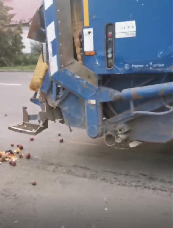 Коломиянин скаржиться на смердючу рідину, яка витікає зі сміттєвоза 2