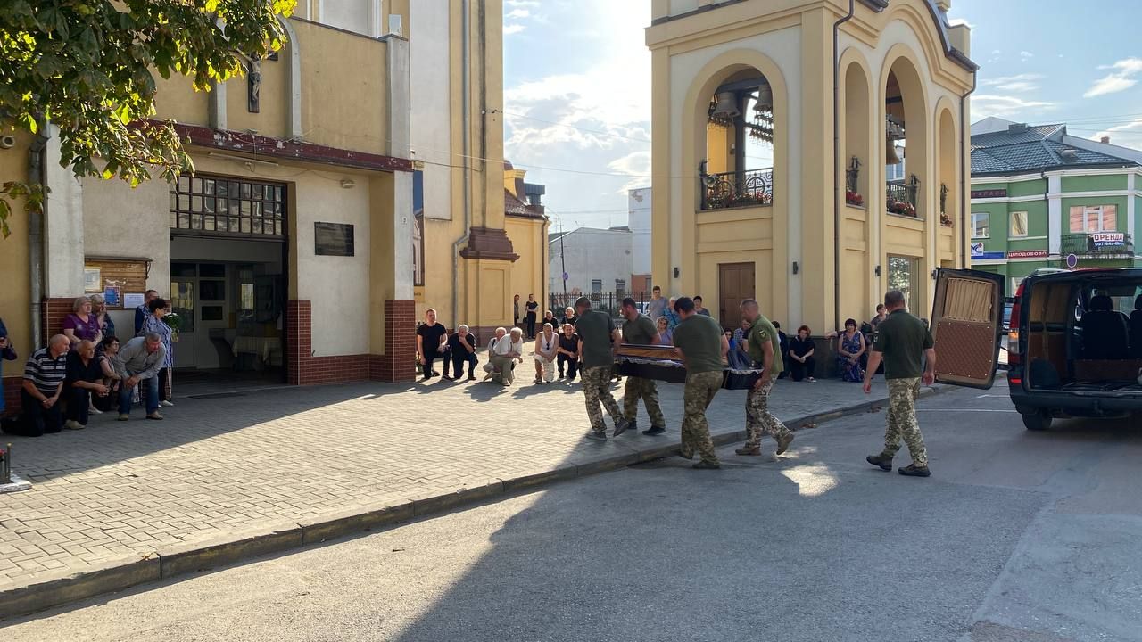 Коломияни зустріли загиблого захисника Олександра Негрича 6